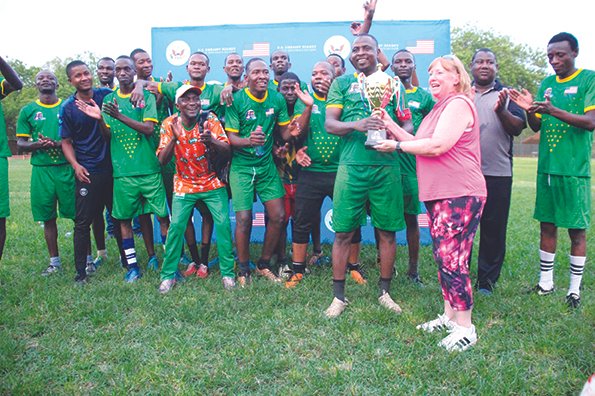 Tournoi de football des médias : L’ambassade des États-Unis célèbre 65 ans de relations bilatérales avec le Niger à travers le football