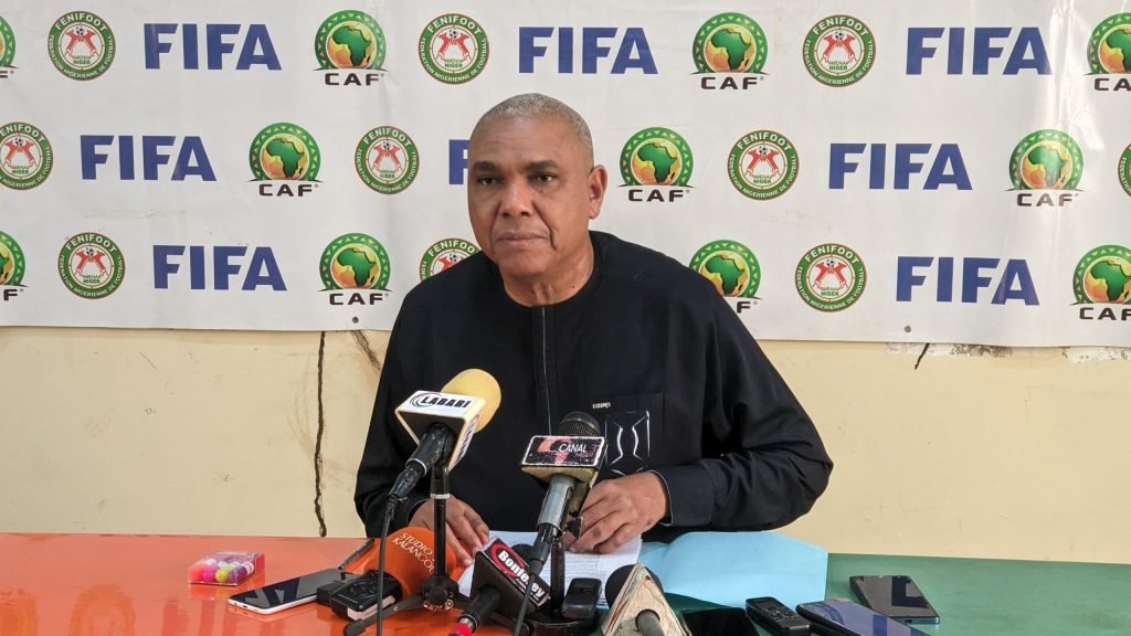 Point de presse du président de la commission communication  de la FENIFOOT : M. Silimane Mohamed bat en brèche les interprétations fallacieuses et mensongères des textes de la FENIFOOT